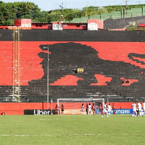 Vitória enfrenta crise no futebol feminino e perde jogadora por FGTS atrasado