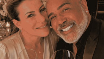 Viúva de Rick retorna ao Brasil após acidente aéreo fatal