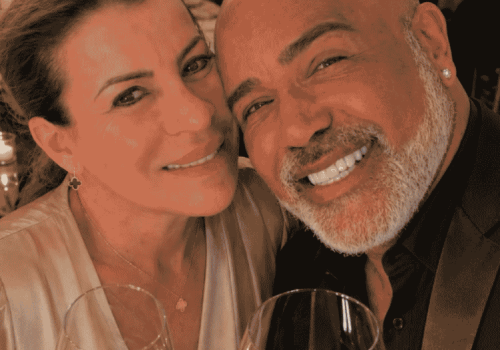 Viúva de Rick retorna ao Brasil após acidente aéreo fatal