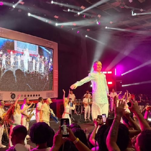Xanddy Harmonia recebe boneco gigante de Olinda durante apresentação em Salvador
