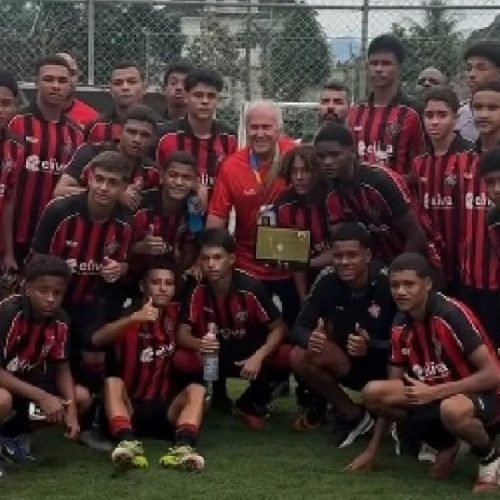Zico homenageia elenco sub-15 do Vitória após disputa da Copa da Amizade